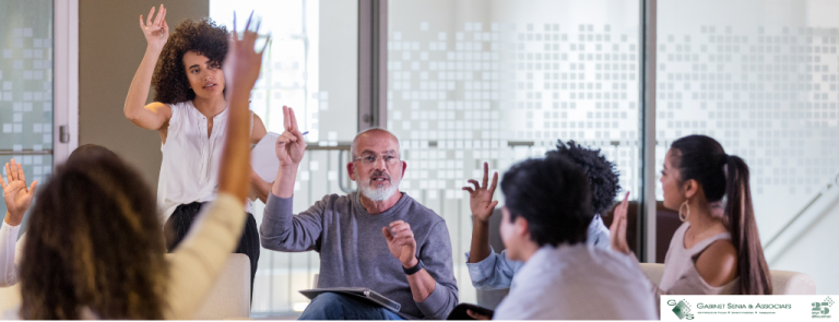 Vecinos votando a mano alzada en una junta de propietarios gestionada en Lloret de Mar.