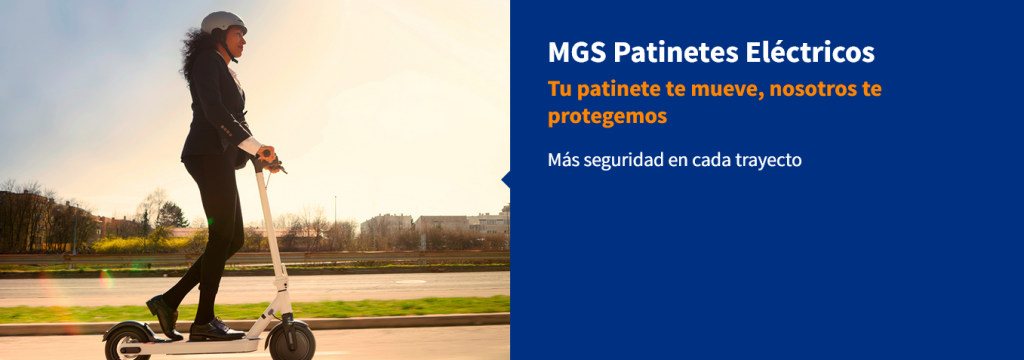 Una dona profesional, amb casc i vestit, es desplaça pel carrer amb el seu patinet elèctric (cite: 3). Aquesta imatge exemplifica la mobilitat urbana moderna que es pot protegir amb les assegurances MGS de Gabinet Senia, els teus experts a Lloret de Mar